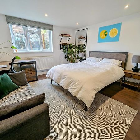 Modern Well Presented Apartment With Garden London Eksteriør bilde
