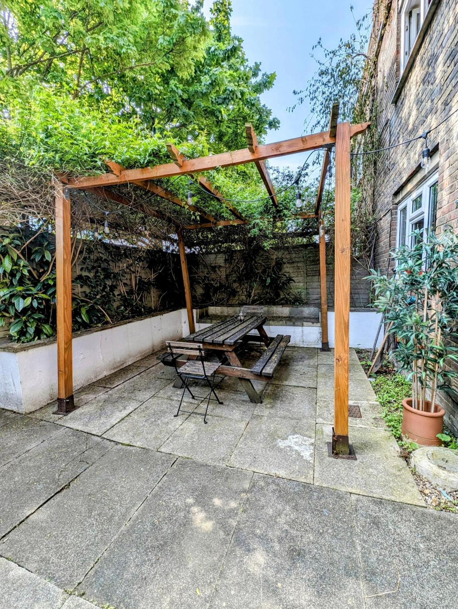 Modern Well Presented Apartment With Garden London Eksteriør bilde