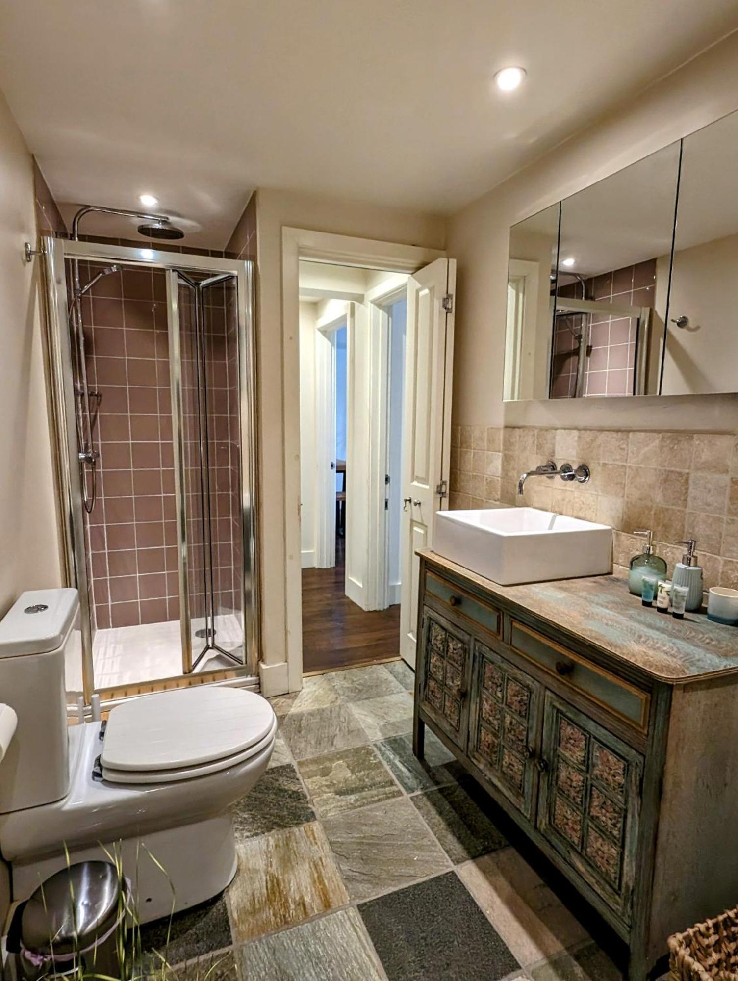 Modern Well Presented Apartment With Garden London Eksteriør bilde