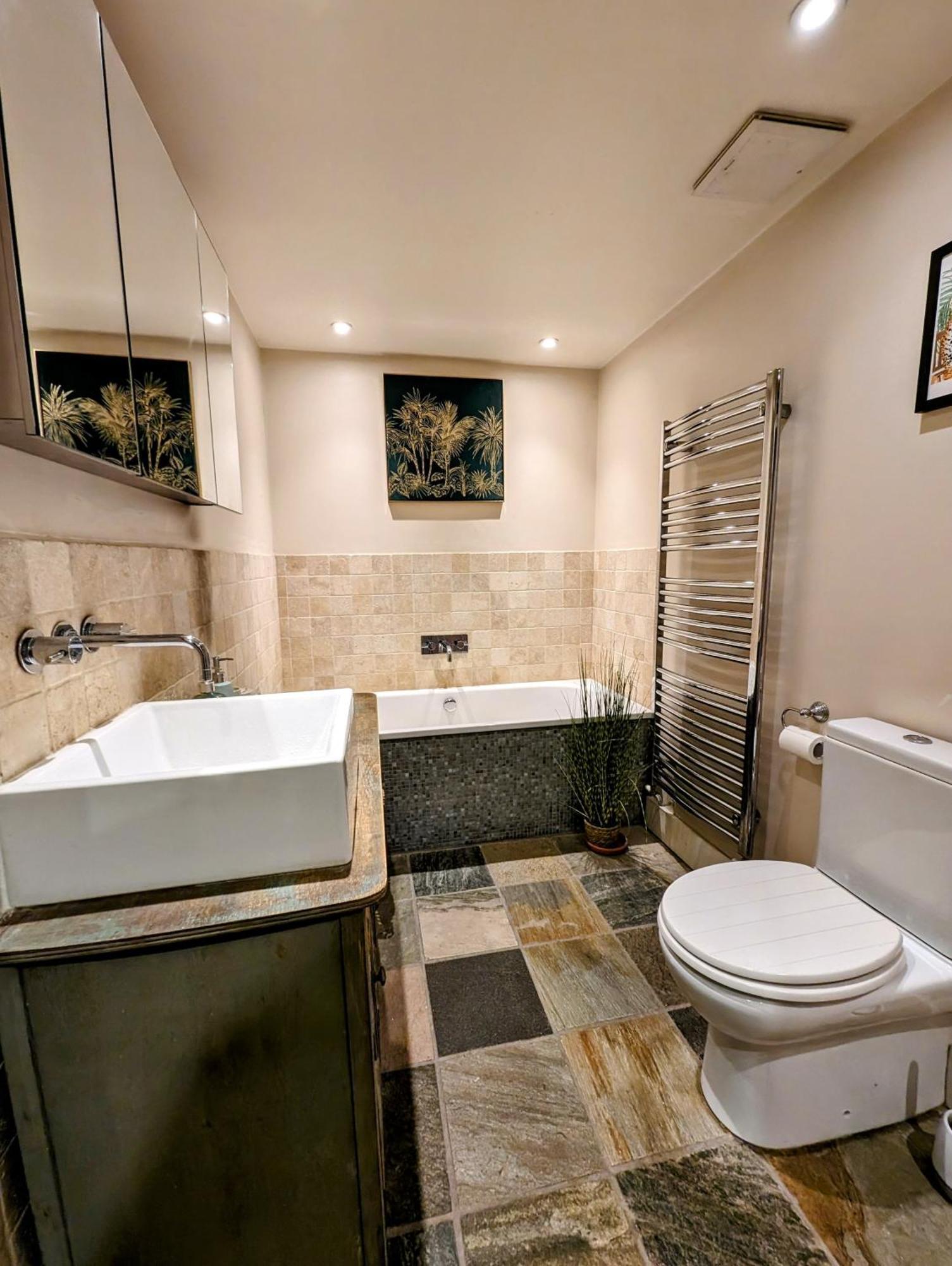 Modern Well Presented Apartment With Garden London Eksteriør bilde
